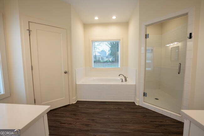 Building Photo - 1020 Bell Cir