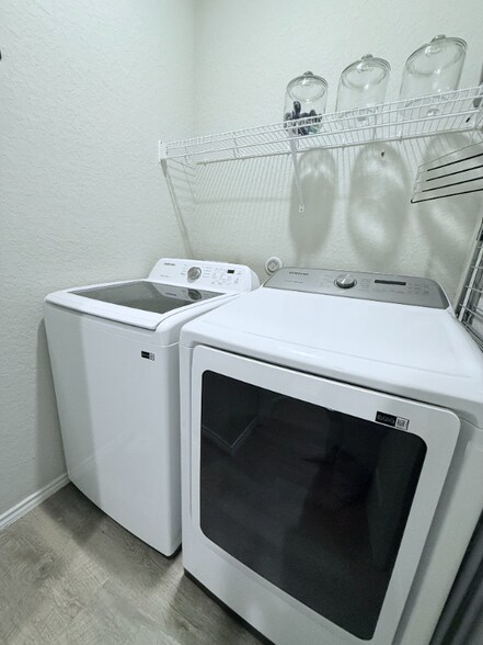 Building Photo - 518 Pleasanton Way