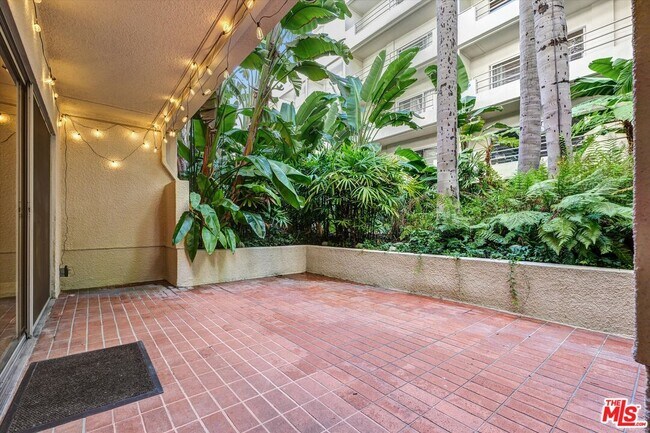 Building Photo - 1131 Alta Loma Rd