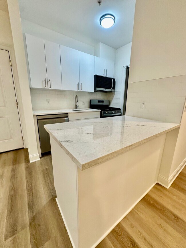 Building Photo - 5 Monitor St