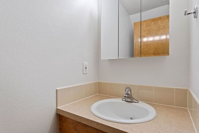 Building Photo - this is a must see large 2 bed 1.5bath tow...