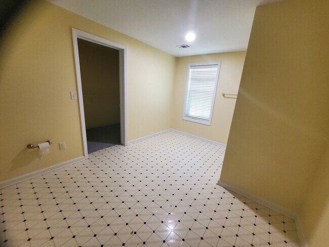 Building Photo - 455 Emerald Lake Dr