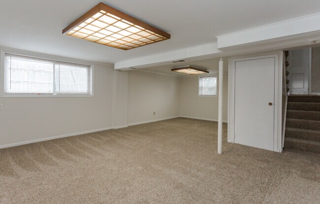 Building Photo - Large 3 Bed 1.5 Bath Maumee Home!