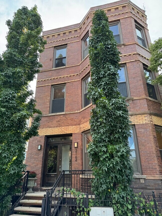 Primary Photo - 2164 N Oakley Ave
