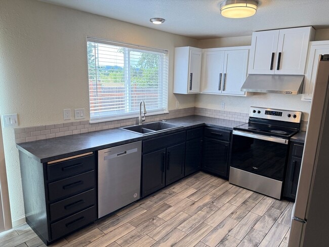 Building Photo - Updated 3-bedroom 1.5 bath duplex in Eugene!