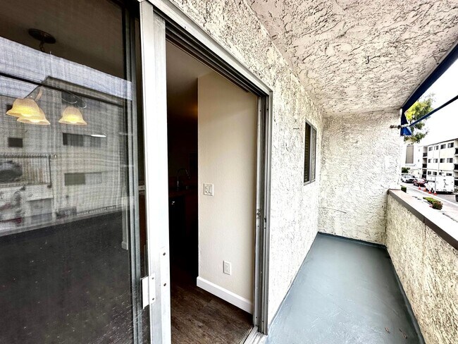Building Photo - Gorgeous Remodeled 2 Beds + 2 Bath Condo i...