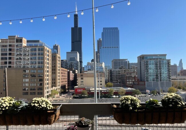 Building Photo - 770 W Gladys Ave