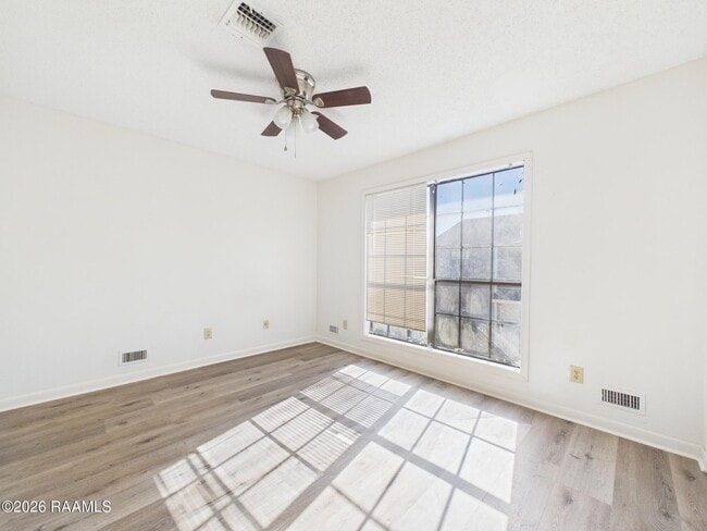 Building Photo - 112 Country Ln