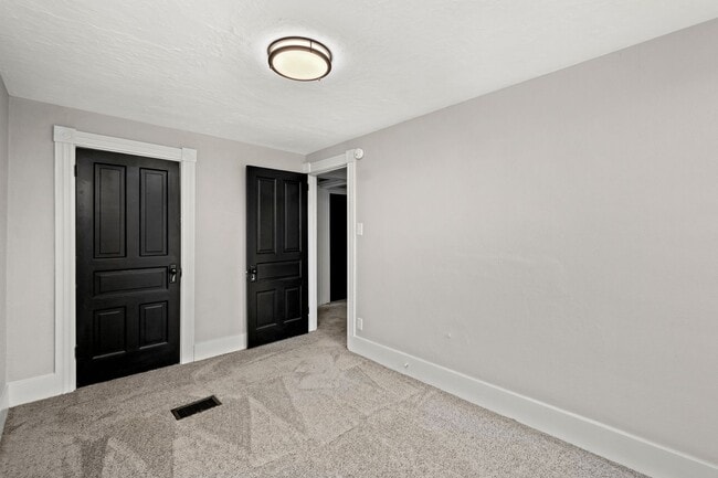 Building Photo - Stunning 3 bedroom home in McKees Rocks available April 15!