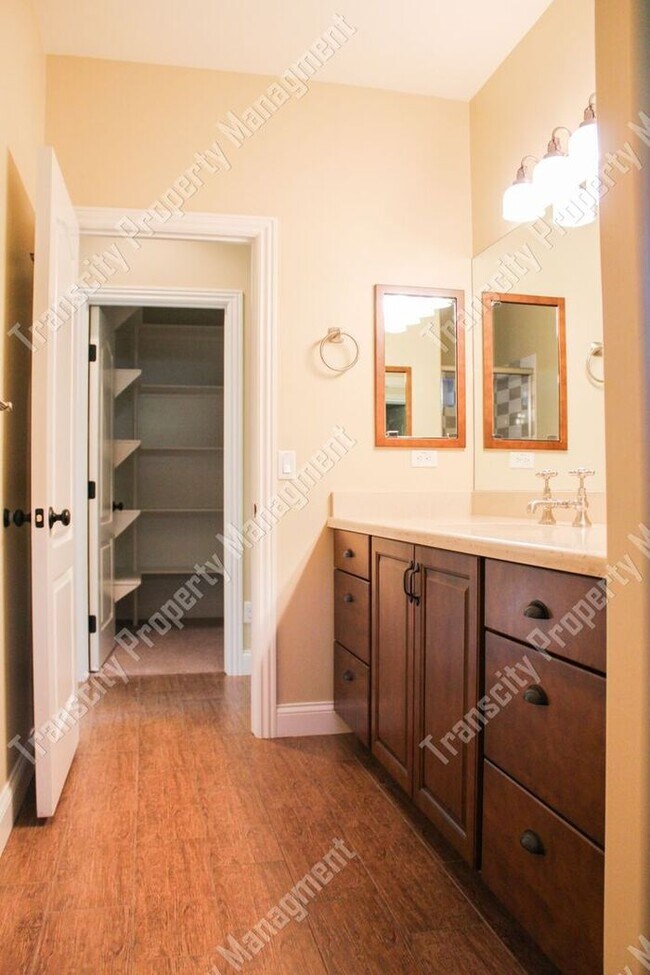 Building Photo - Spacious Custom Home Near Lindsay and McKe...