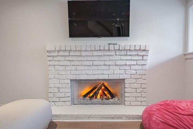 Building Photo - 1007 Somerset Dr NW