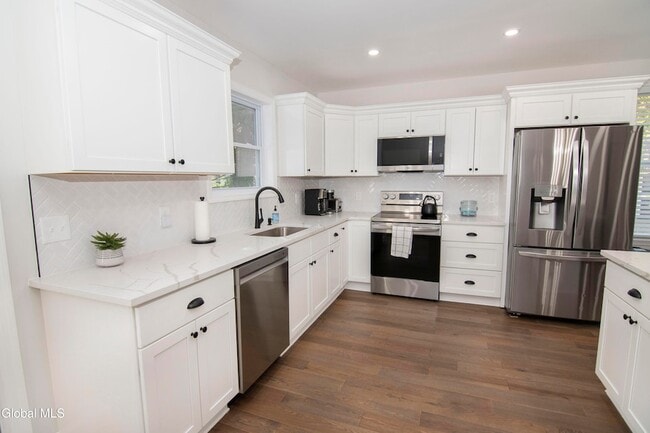 Building Photo - 4 Van Buren St