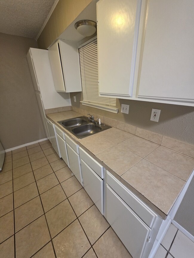 Building Photo - 3 bed 2 bath townhome, 2 car garage