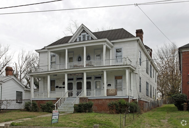 Primary Photo - Hill Crest Apartments