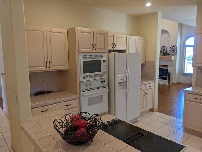 Building Photo - Westside Residence Near Kissing Camels & G...