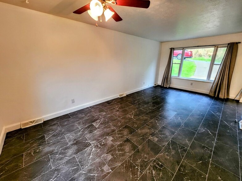 Building Photo - 3 Oak Drive Cir