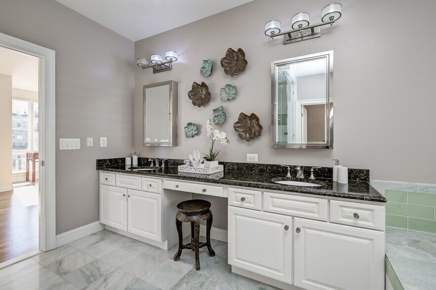 Building Photo - 621 Ponte Villas N