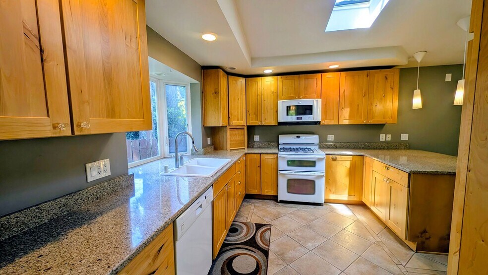 Building Photo - 704 N 163rd St