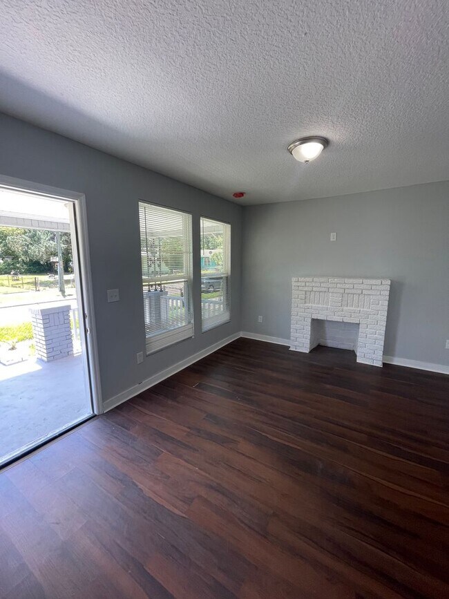 Building Photo - ** Move in Ready** 3/2 Single Family Home in College Park