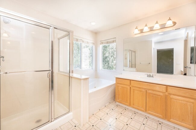 Building Photo - Large Single Family Home in Desirable Univ...