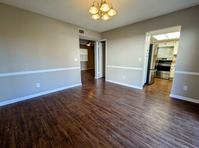 Building Photo - "NOW AVAILABLE! Spacious 3-Bedroom Townhouse Retreat with 2.5 Baths in Orange Park Awaits!"
