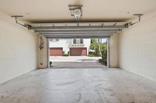 Building Photo - 4501 Mimosa Terrace