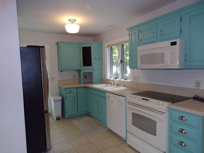 Building Photo - Move-In Ready Home Across from Ski Hill