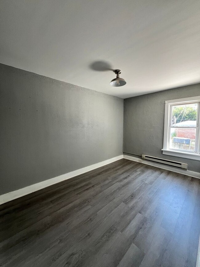 Building Photo - 3 Bedroom, 1 Bath Home Available For Rent