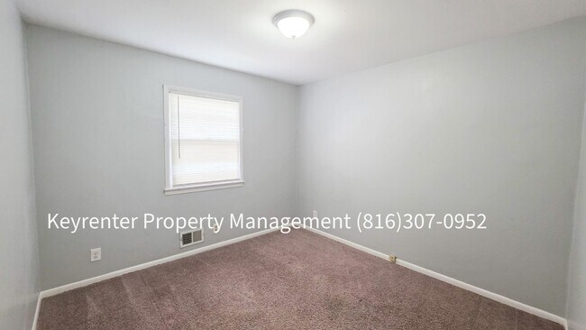 Building Photo - 2 Bed 1 Bath ready to rent! $1100