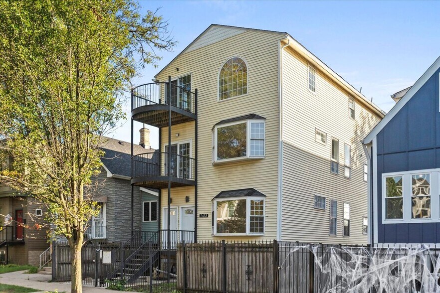 Building Photo - 2433 W Fletcher St