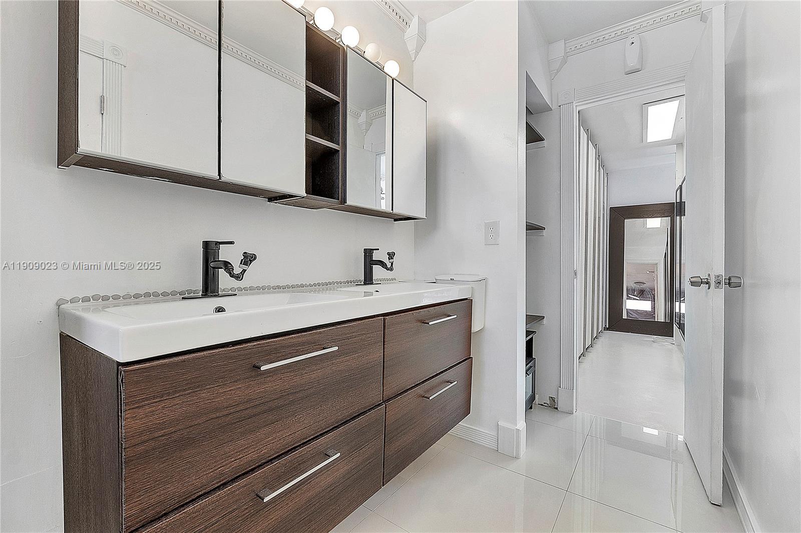 Building Photo - 517 NE 38th St