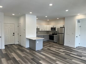 Building Photo - 24 S Elm St