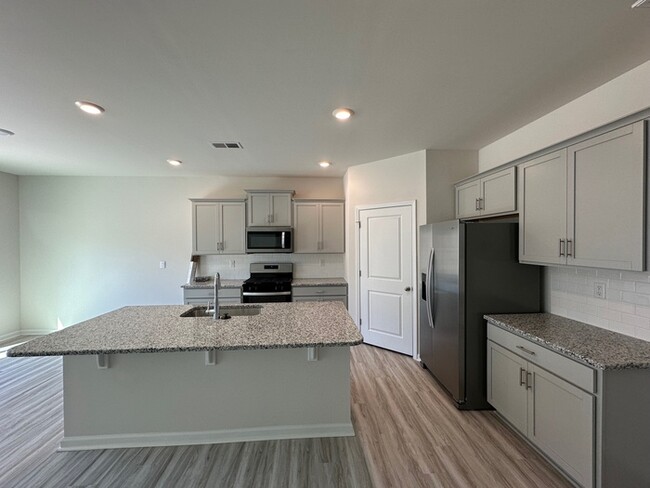 Building Photo - Brand New Home