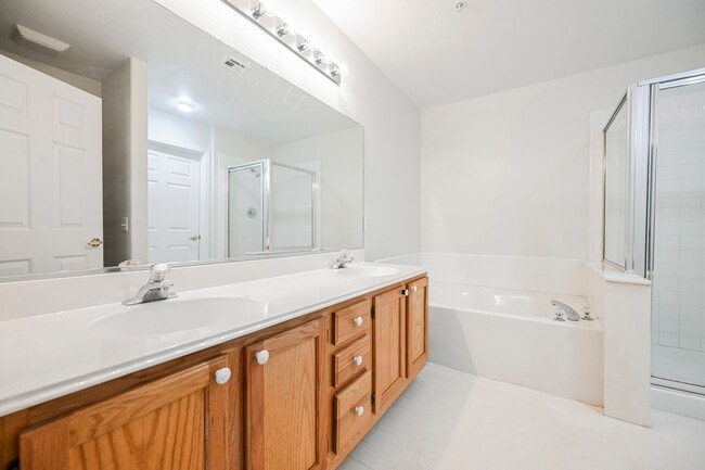 Building Photo - Gated Community townhome, with private garage