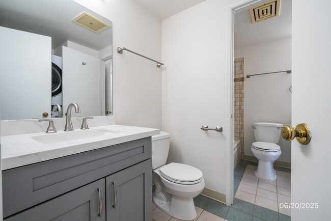 Building Photo - MOVE IN READY! 2/1.5/2 Renovated Unit, Cen...