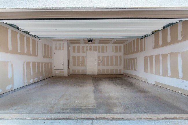 Building Photo - 13800 Lyndhurst St