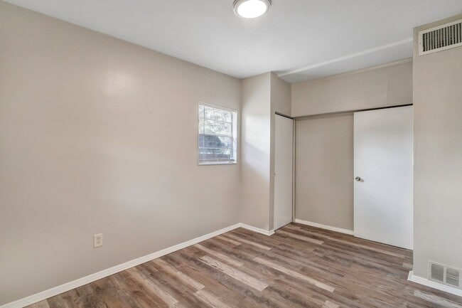 Building Photo - Large 3bdrm/2bath Home with garage & carport ** Lots of room** $2200.00**