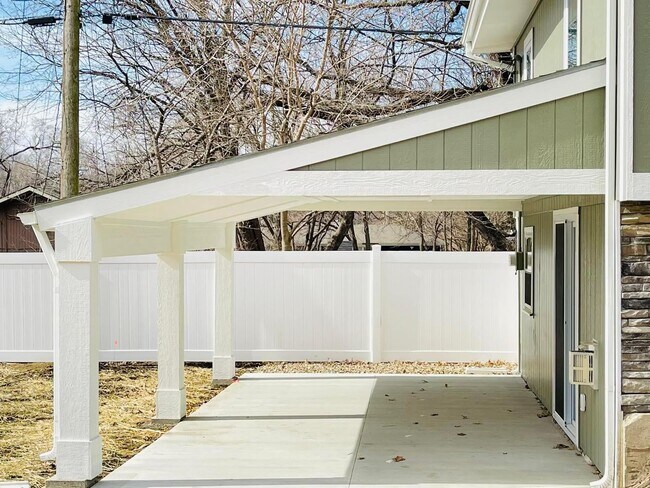 Building Photo - Gorgeous fully updated 3 bed 3 bath near KU Campus!