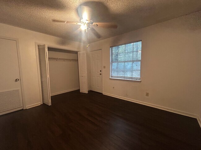 Building Photo - 2387 Parrot Ln