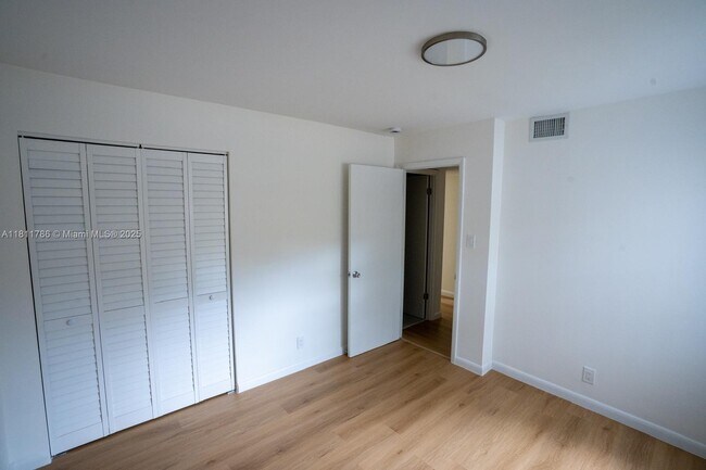 Building Photo - 136 S Cypress Rd