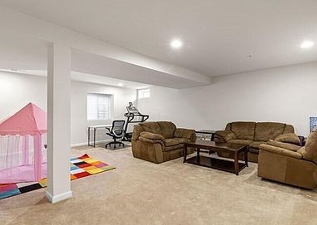 Building Photo - Gorgeous 4BR/2.5BA located in Warrington! Available NOW!