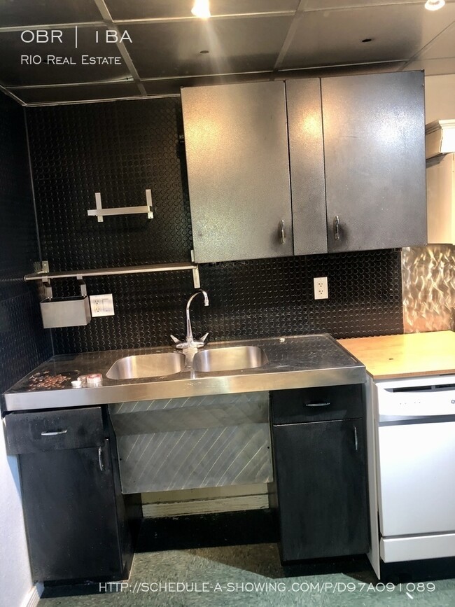 Building Photo - Amazing Garden Level Studio Unit in Uptown!!
