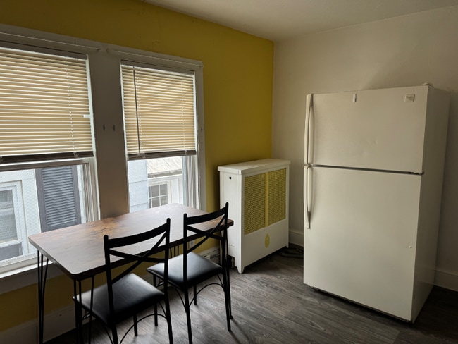 Building Photo - 106 E Pine St