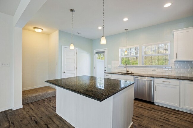 Building Photo - 3 Bedroom Corner Townhome!!! Available Early-Mid April****