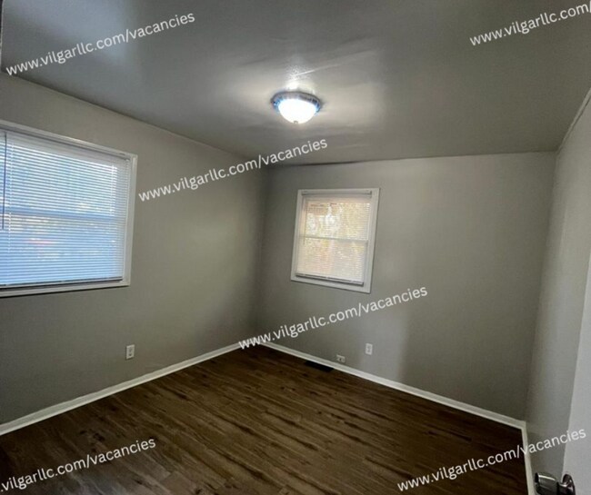 Building Photo - 3 spacious bedrooms, 1 updated bathroom home in Gary, IN