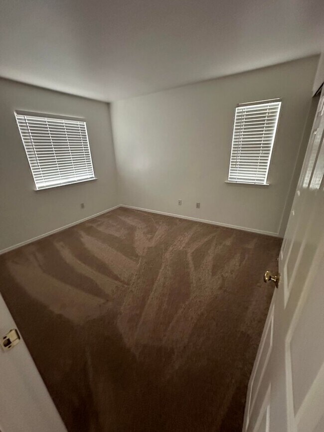 Building Photo - Pleasant 4 Bd. 2.5 Ba. River Oaks Home loc...