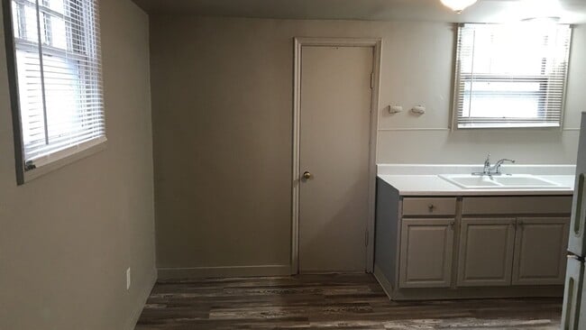 Building Photo - Cozy Apartment