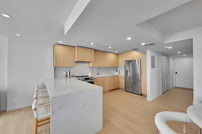 Building Photo - 525 N Ocean Blvd