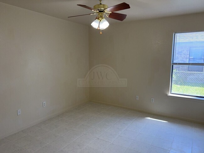 Building Photo - 1204 Nicholas Cir
