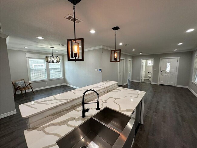 Building Photo - completely renovated 1930 Craftsman bungalow in the sought after Brooke Smith subdivision of Hous...